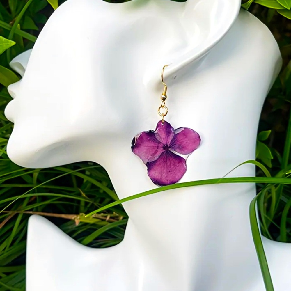 🌻5/$25🌻 Blossom Inspired, Handcrafted Purple Hydrangea Resin Earrings